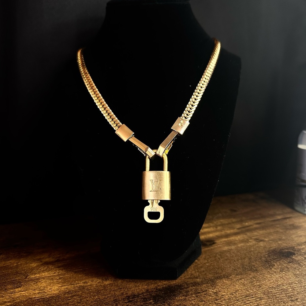 LOUIS VUITTON lock and key with snake bone gold chain